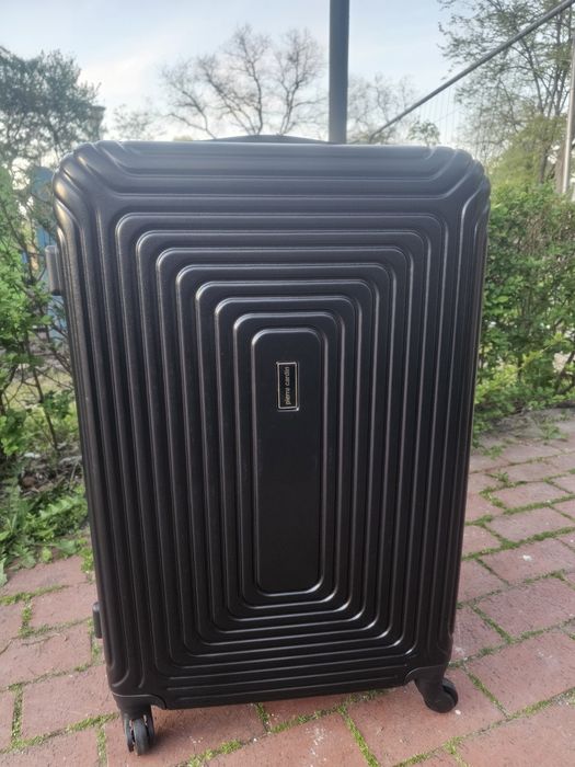 КОМПЛЕКТ 3 броя чисто нови куфара Pierre Cardin 
Описание:
Продавам пълен комплект от 3 броя чисто нови куфари на реномираната ма