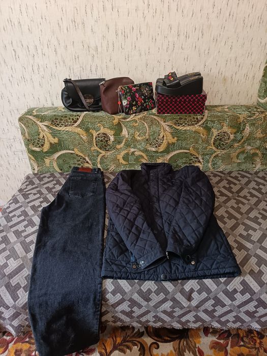 Одежды разные.Сумочки.
