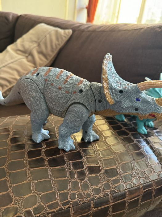 Продам игрушки-динозавтры,нерфы