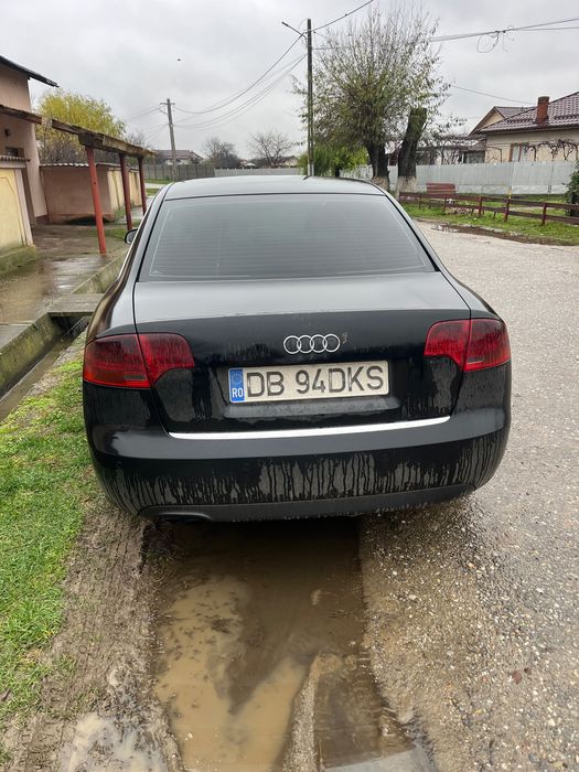 Audi A4 ușor avariat