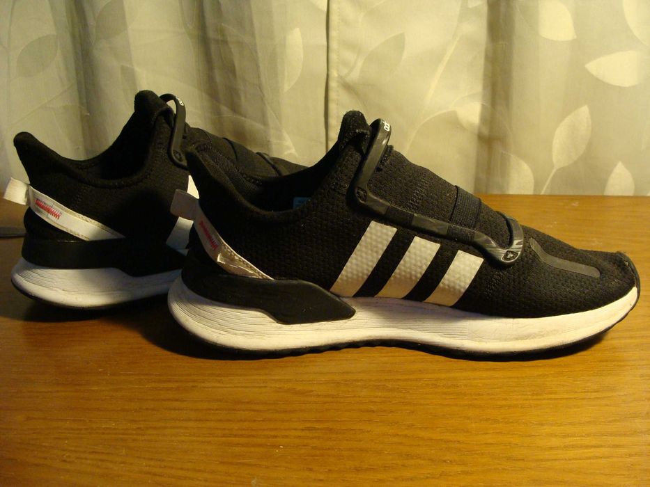 Vand adidasi ultimul model