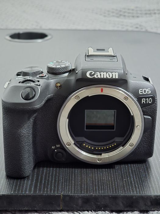 Aparat foto canon r10