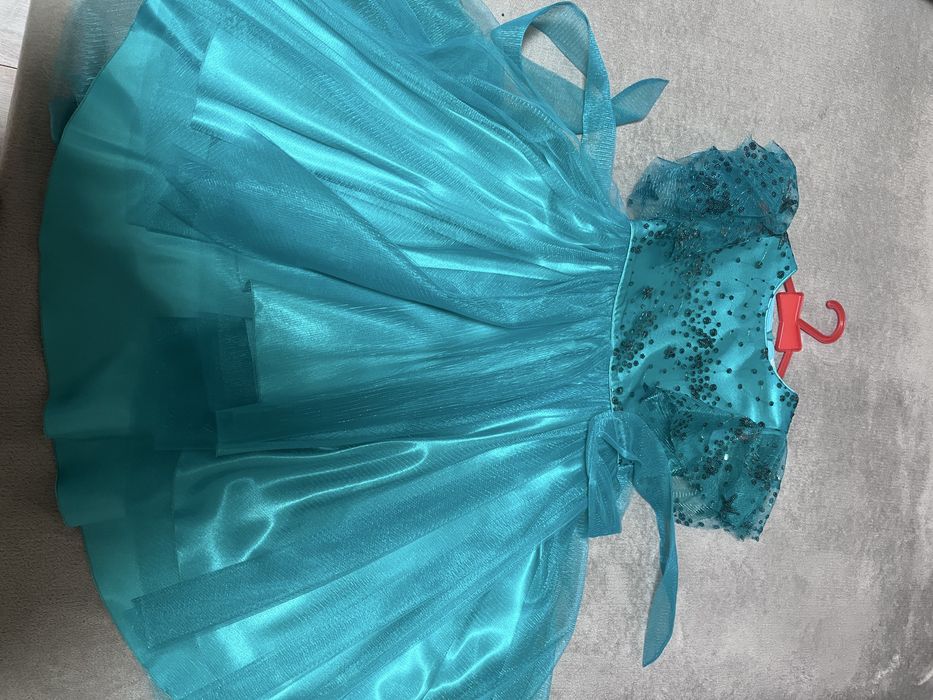 Продам платье для девочки нарядное