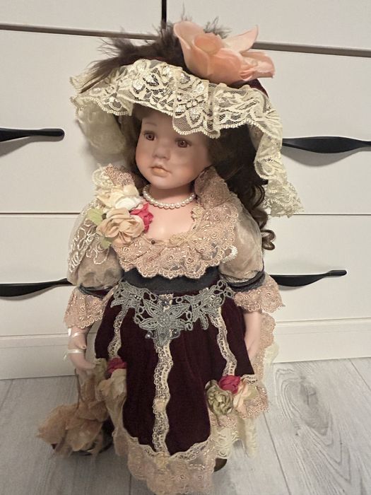 Красива порцеланова кукла