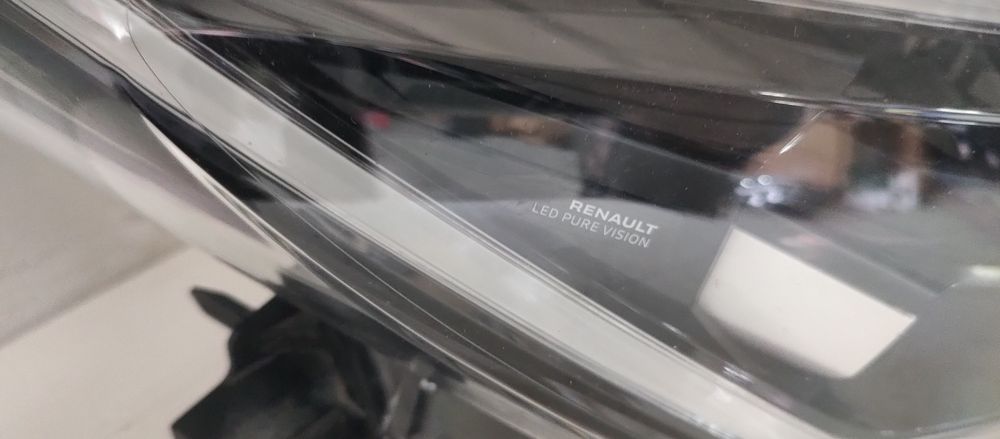 Far dreapta Renault Zoe cod 260100279R
