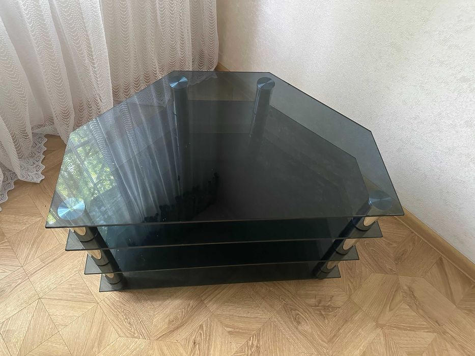 тумба  со  стеклянными  полочками