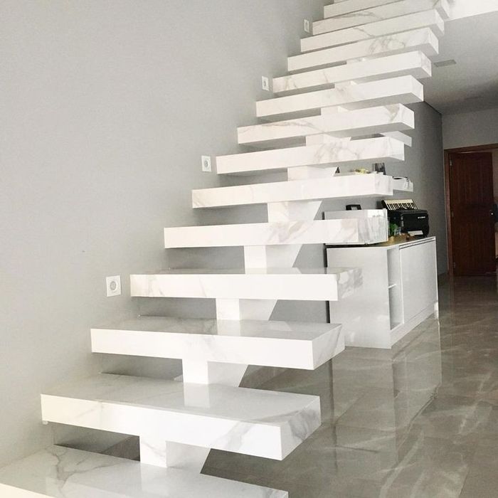 Scari metalice cu trepte din lemn