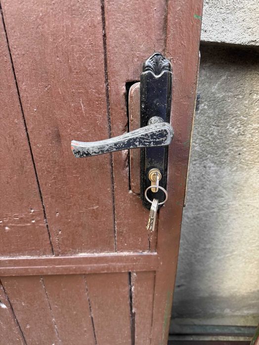 Дървена гаражна врата с входна врата