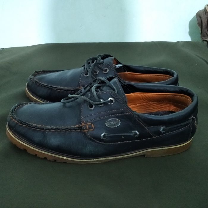 Продам фирменные кроссовки.