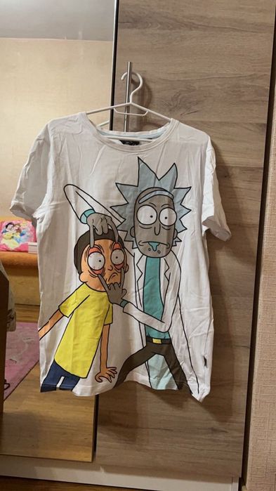 Продавам тениска на Рик и Морд носена е 1 път само!!!
