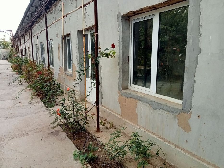 Участок с постройкой