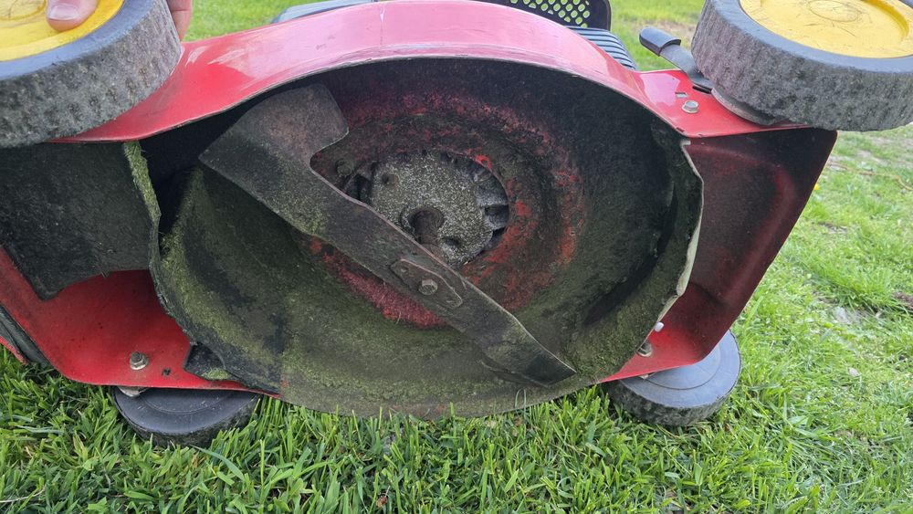 Mașină de tuns iarba