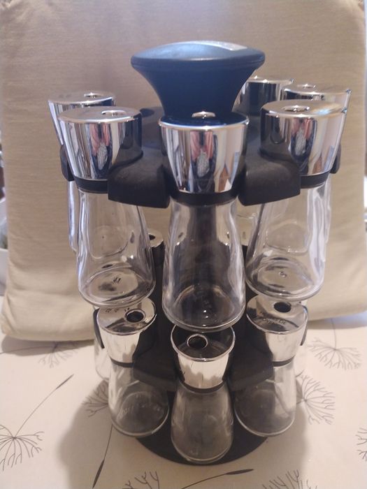 COLE--MASON  Въртящ се на 360град. комплект от 16 съда.за подправки