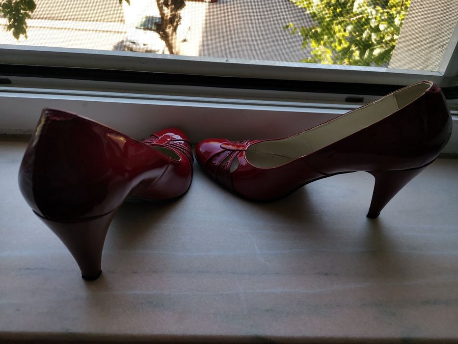 Vând pantofi din piele, grena, nr 37