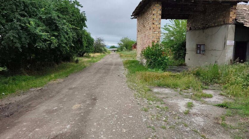 Стопанска сграда със две халета