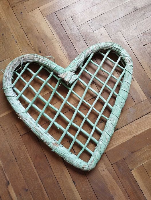 Гумени ботуши, бродирано килимче от филц и декоративно сърце