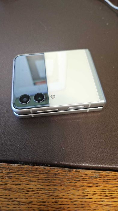 Vand telefon Samsung Z Flip 3 perfect funcțional cu capacul de spate ușor fisurat