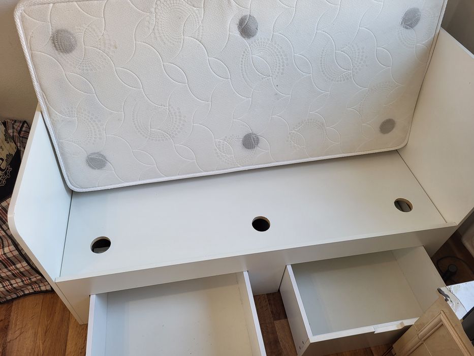 Кровать детская с полками