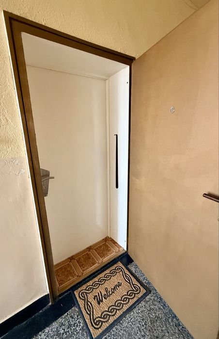 Продавам метална входна врата с каса 1920/830