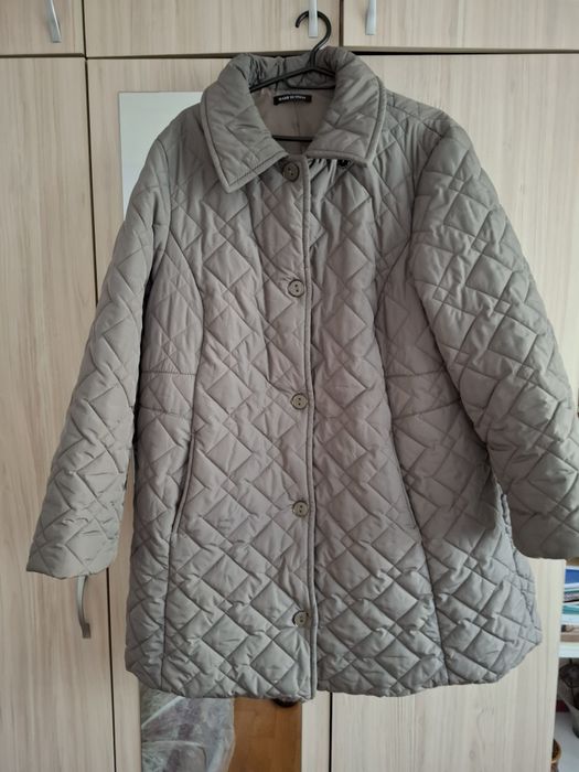 Продавам дамдко яке на италианската марка Paolla.,номер 54-56,цвят беж