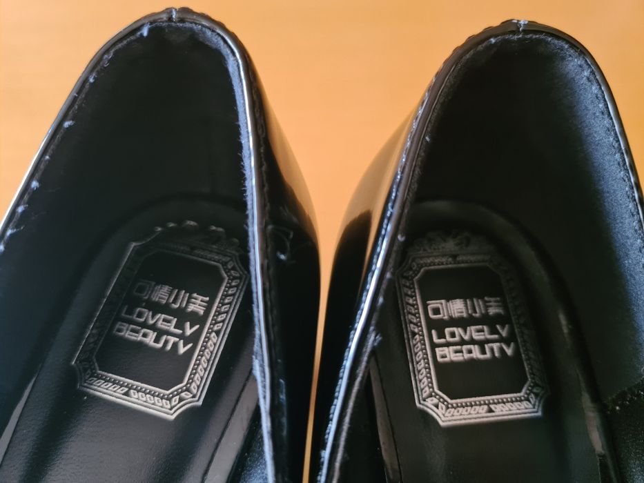 Дамски лачени обувки с ниски токчета