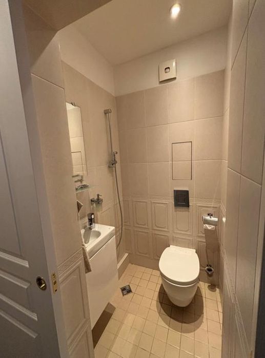 Дава се под наем Тристаен апартамент в София, Център - 74 кв.м за 1100 € - Снимка #8