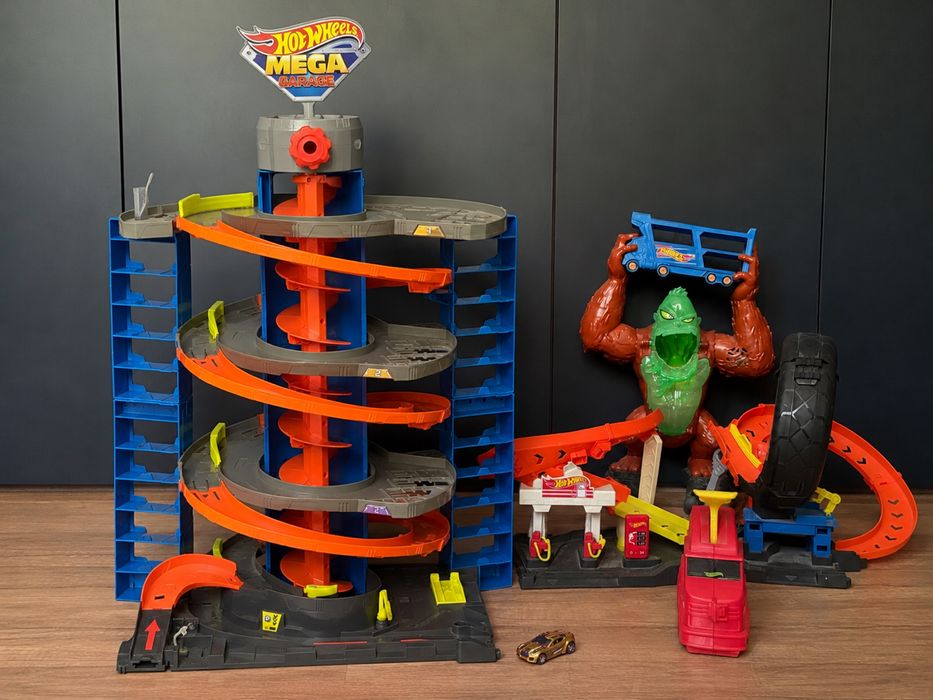 Hot wheels гараж, писта и автовоз