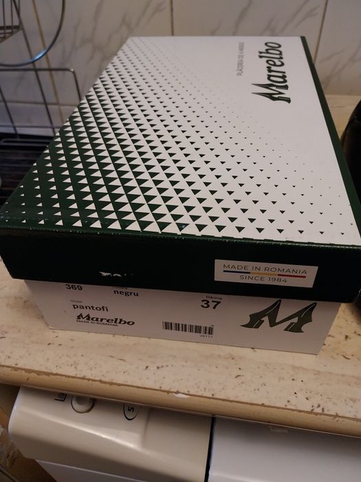 Vând pantofi dama sport Marelbo, din piele, mărimea 37, negri.