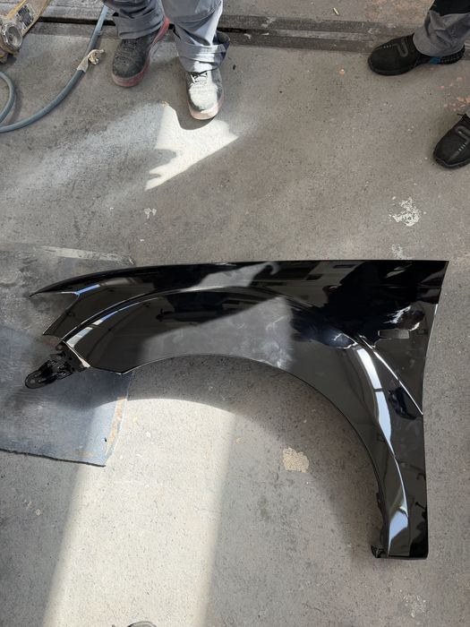 Aripă față stanga Mitsubishi Outlander 2007–2010, negru lucios