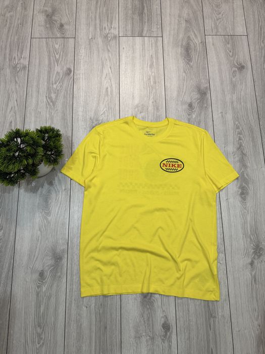 Tricou Nike galben cu imprimeu – mărimea M