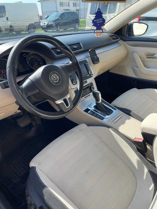 Vând Volkswagen Passat CC, an 2011, culoare neagră, cutie automată DSG, mașină elegantă și confortabilă,