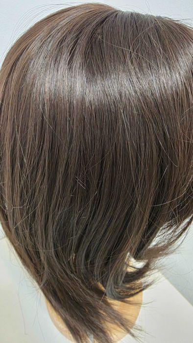 Perucă HAIRCUBE șaten închis, bob în straturi fără breton, sintetică