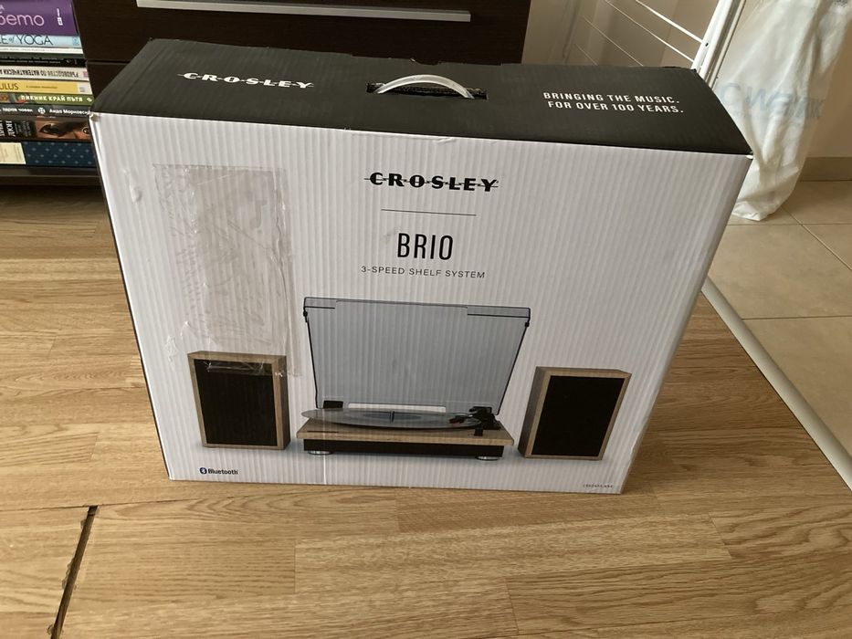 Нов грамофон Crosley Brio с колонки
