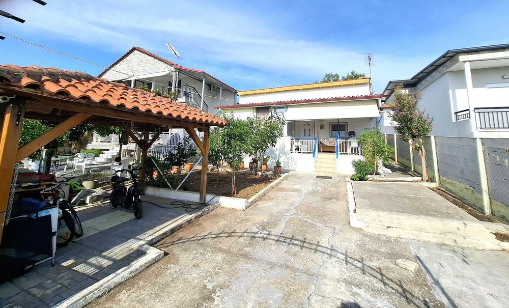 Продава малка къща с площ 60 м2 с двор 220 м2 в Аспровалта, Гърция