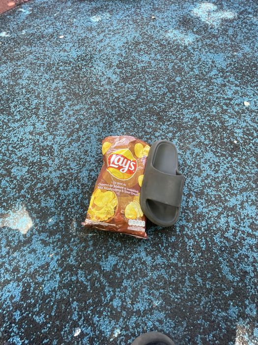 Vand punga de chipsuri cu un papuc la oferta