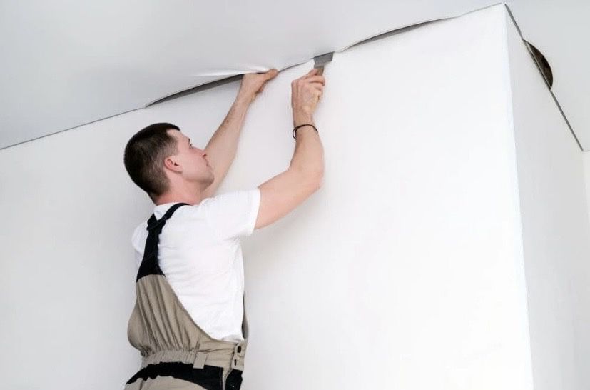 Ремонт натяжного потолка , слив воды