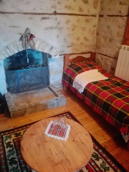 Продавам къща за живеене и къща за гости с голям двор