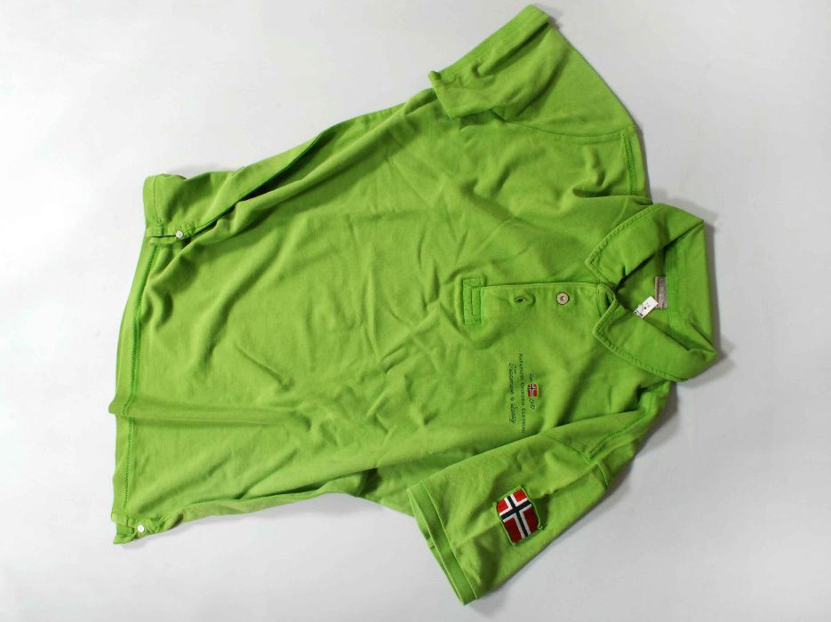 Продавам 2 бр. къси панталони - 3 хл и 1 бр. фанелка всичко е ново.