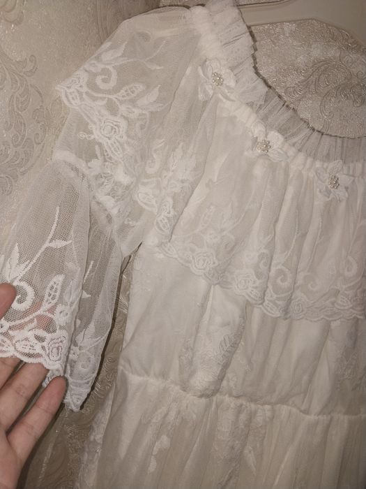 Платье с кружевами