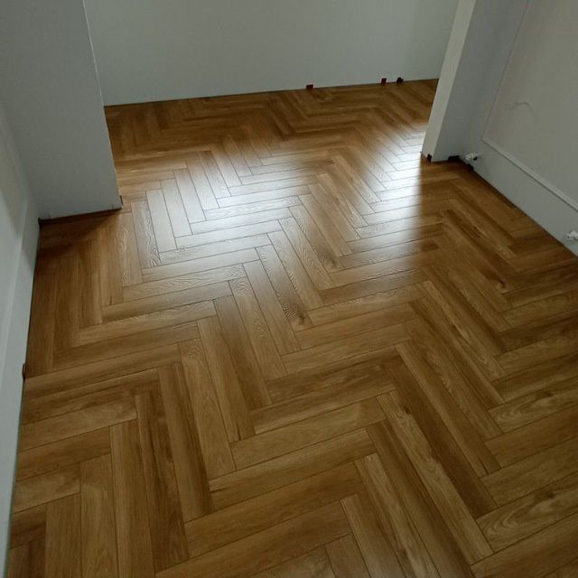 Профессиональная укладка ламината ёлочкой.