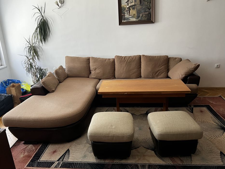 Ъглов диван, две табуретки + холна маса