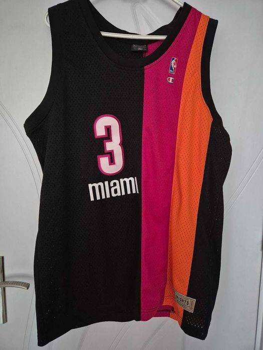 Продавам няколко НБА артикула потници и яке. Starter, Jordan, Champion