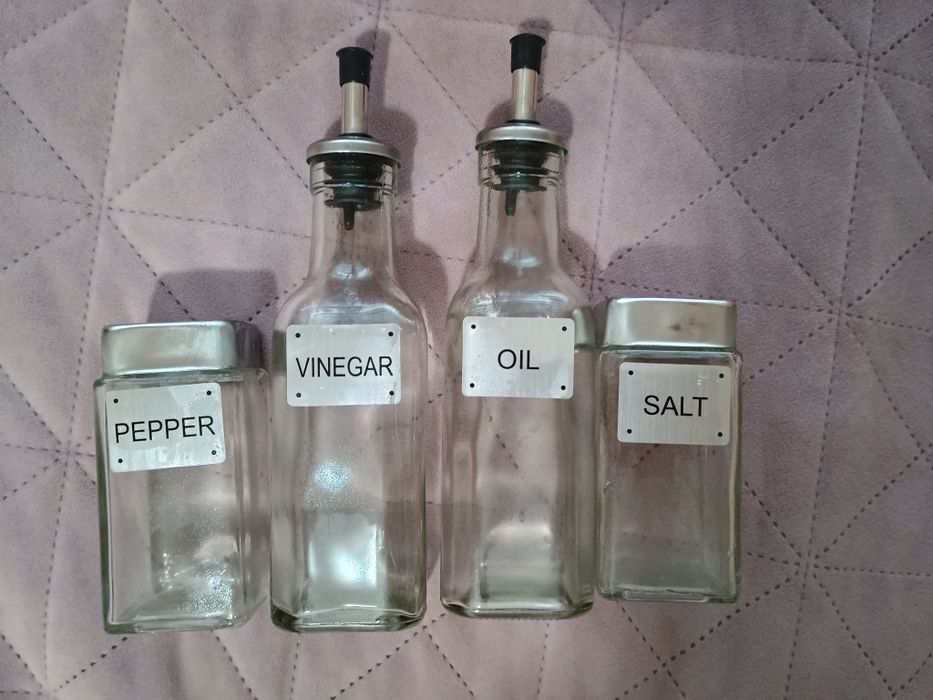 Стъклен оливерник на дървена поставка