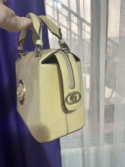 Geanta crem eleganta.