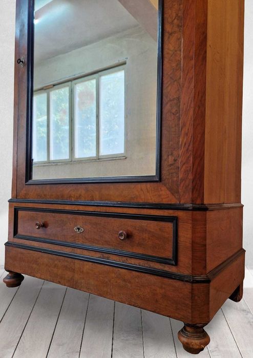 Викториански гардероб от орех с голяма огледална врата и орнамент