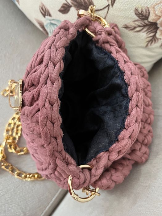 Плетена чанта в цвят пепел от рози