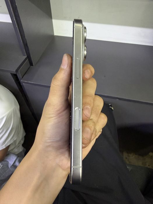 iPhone 16 pro silver