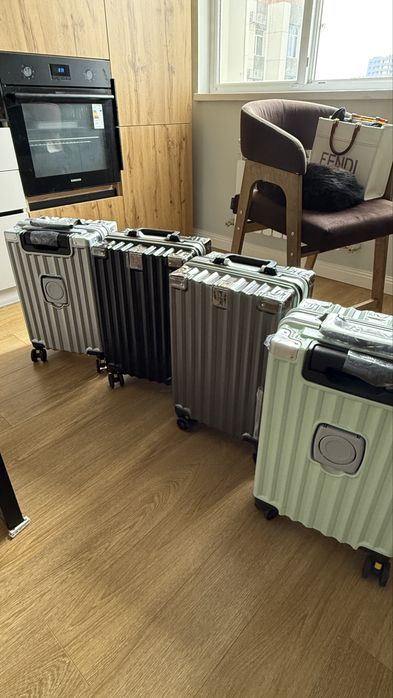 Чемодан с алюминиевым вставками