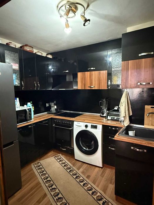 Тристаен тухлен обзаведен източен апартамент Колхозен пазар-Касабова