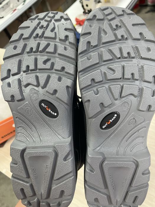 Ботинки продам. Недорого.